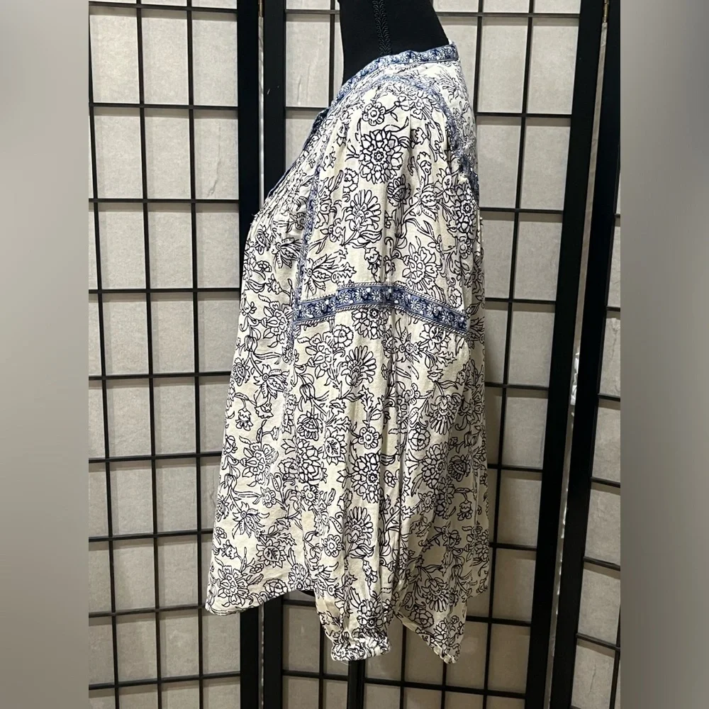 Old Navy Blue and Cream Floral SPLIT NECK, POET Blouse, WOMEN SIZE S